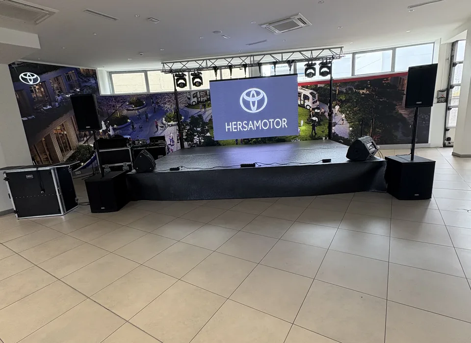 Montaje audiovisual corporativo real con pantalla LED, escenario, sonido e iluminación