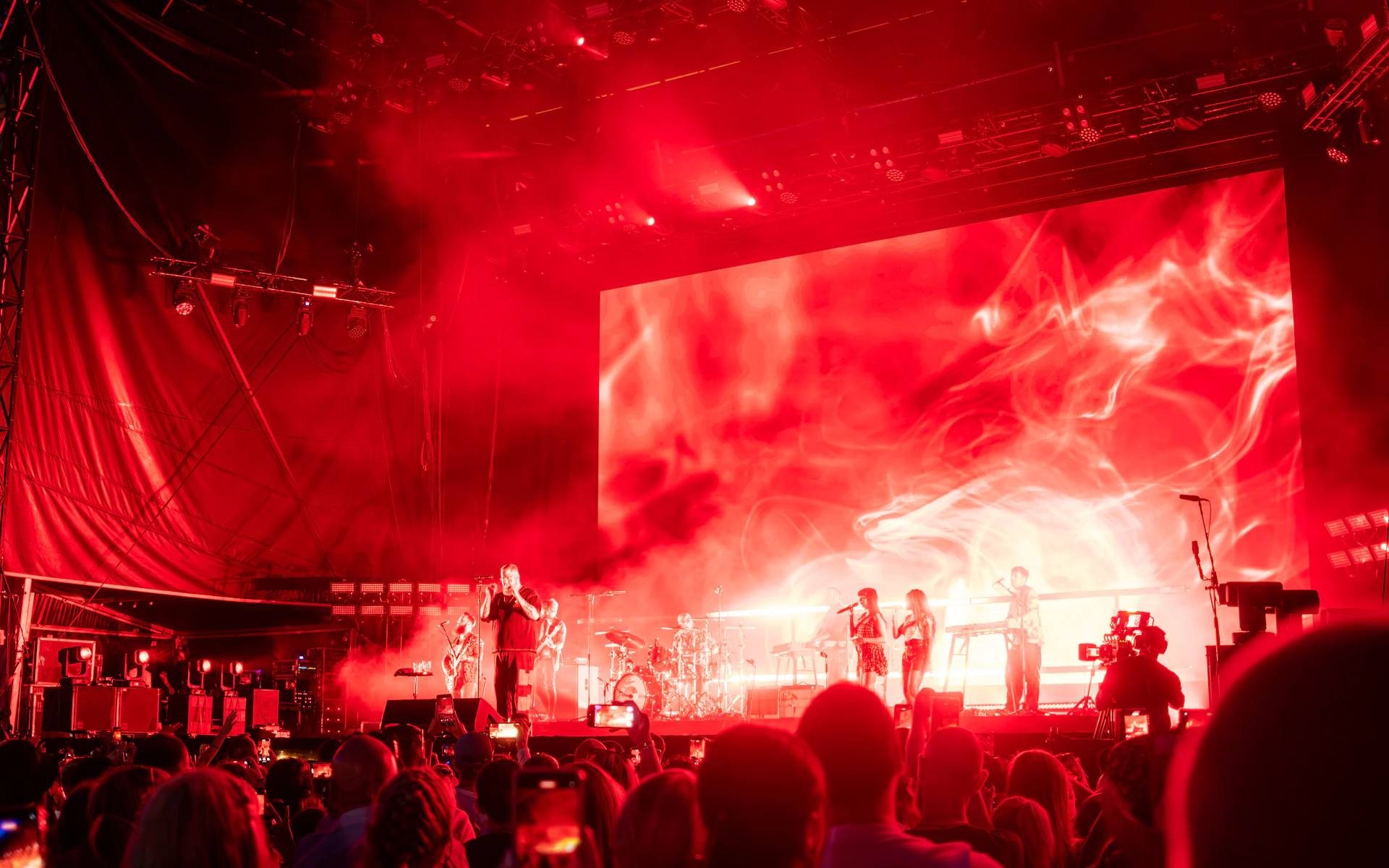 Escenario real de La Tribu Fever con truss, iluminación y sistema de sonido