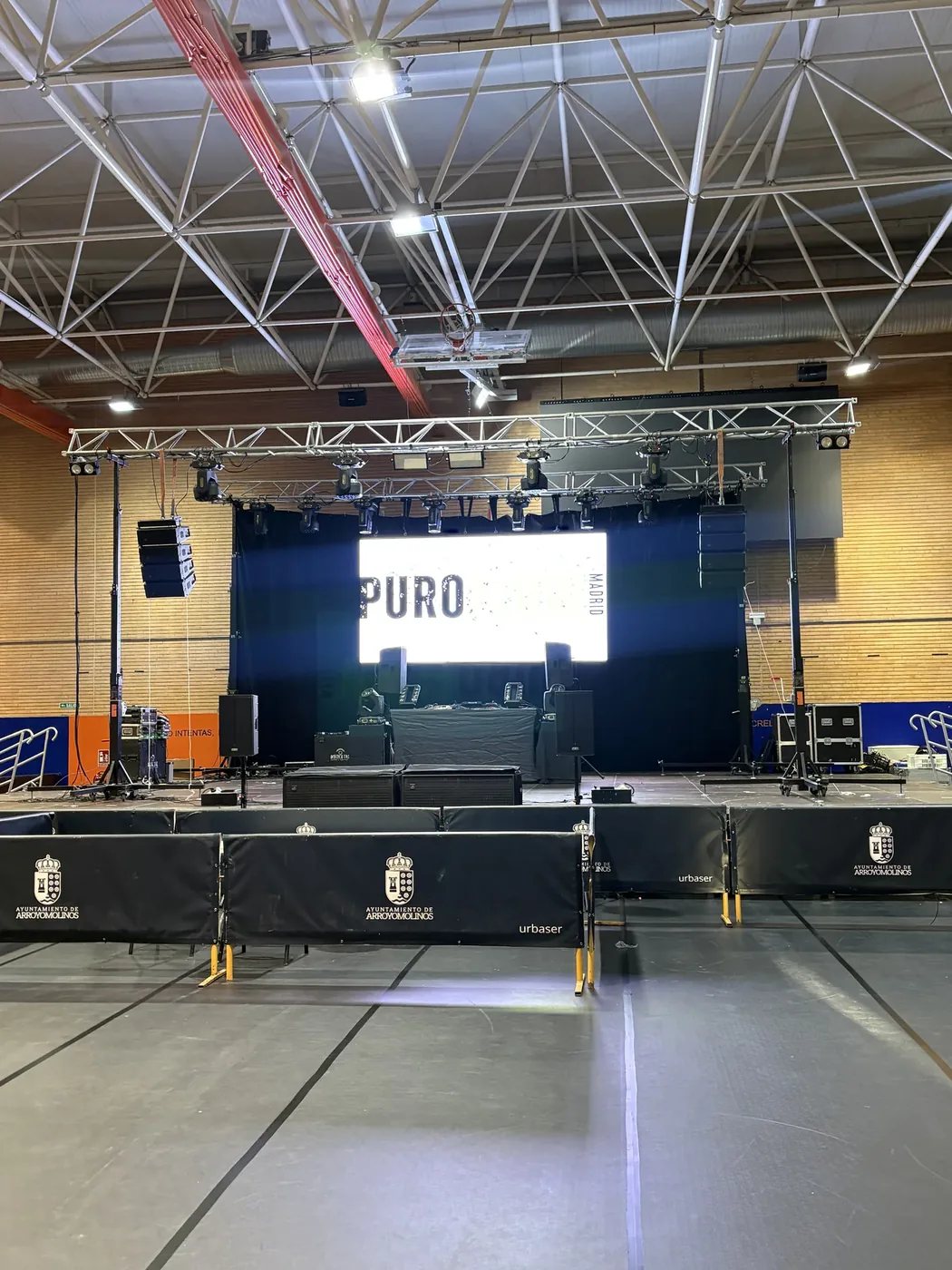 Escenario municipal en Arroyomolinos con pantalla LED, sonido e iluminación