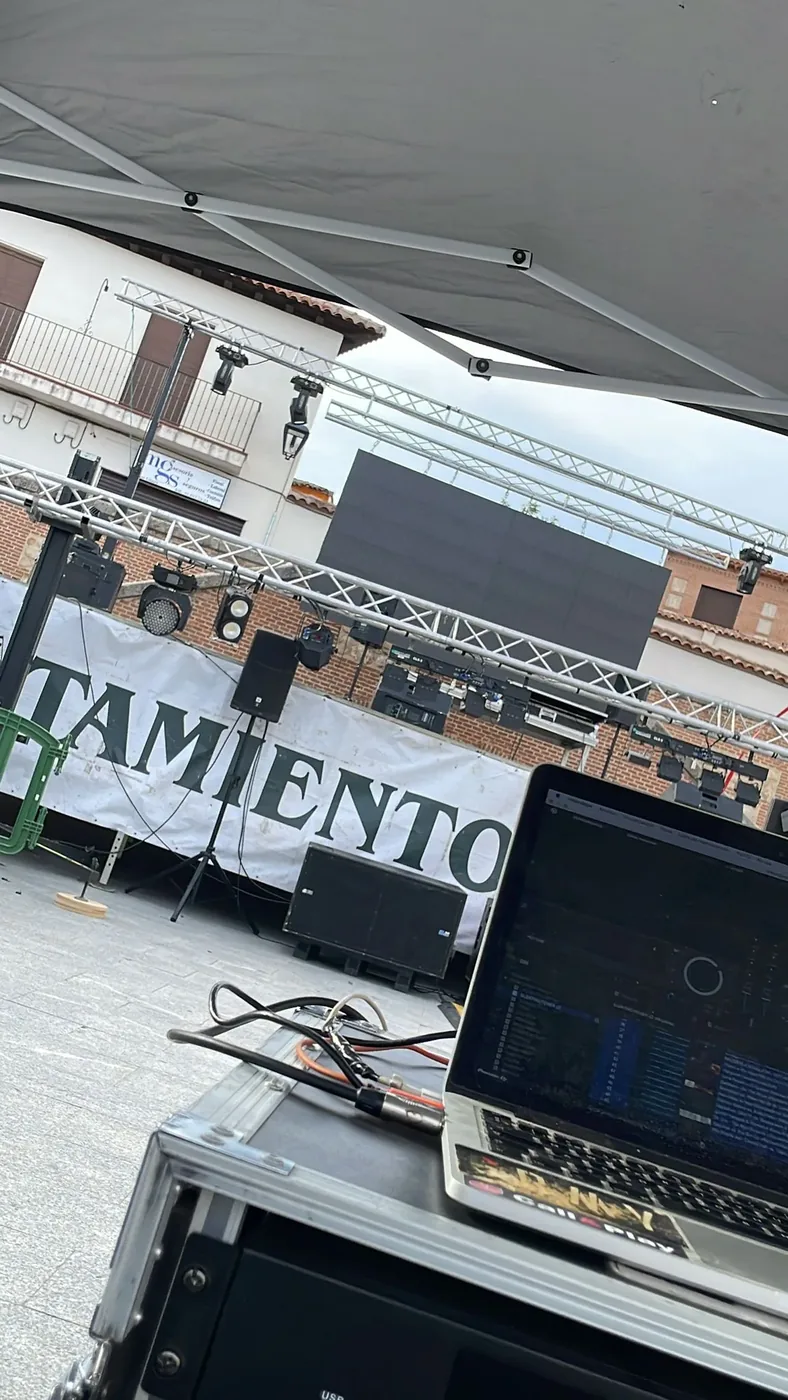 Pantalla LED, escenario e iluminación en un montaje municipal de La Tribu Fever