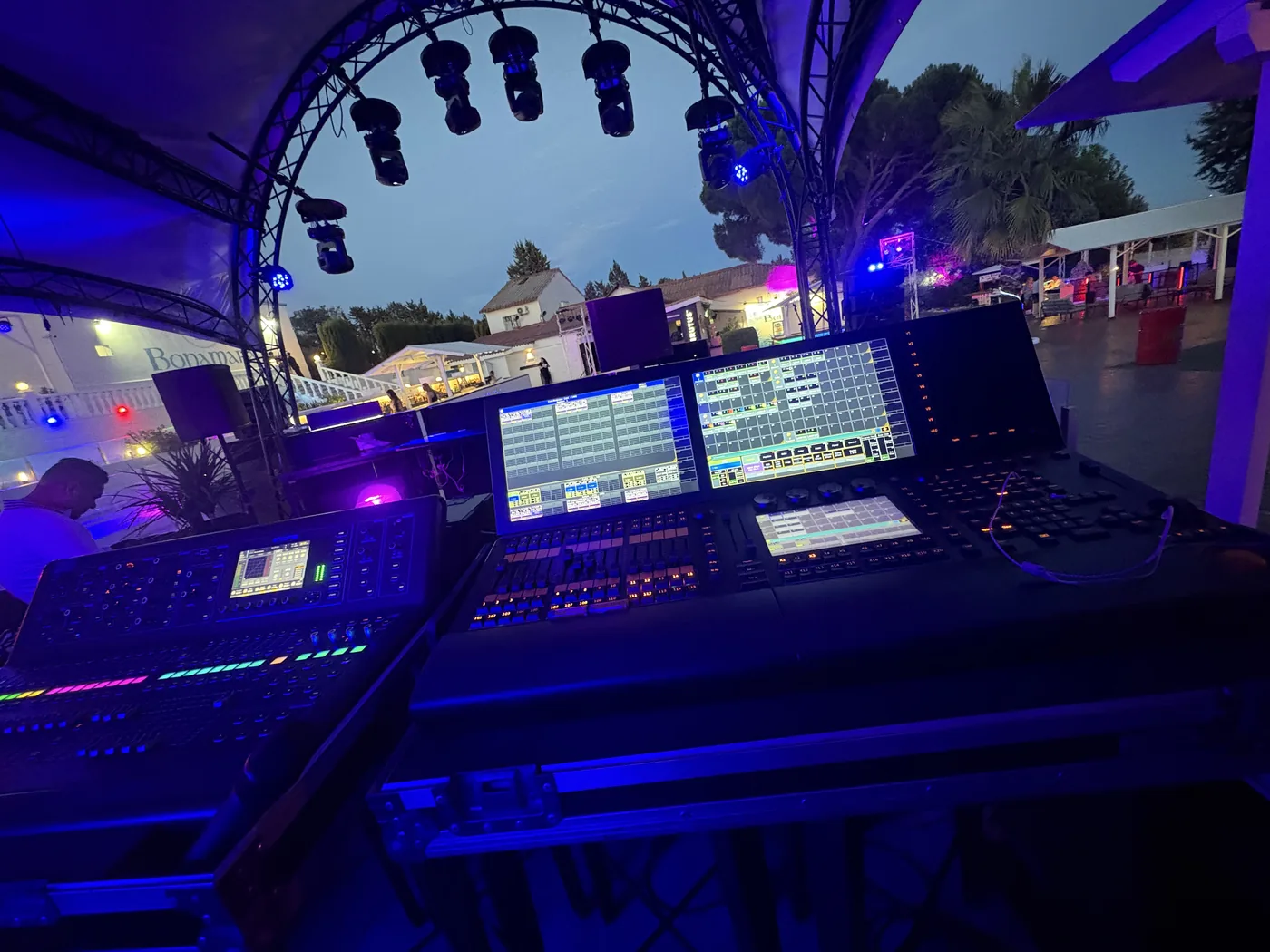 Control técnico de sonido e iluminación de La Tribu Fever en Bonamara