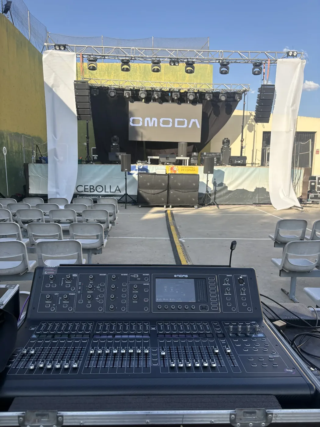 Control Midas, escenario, sonido e iluminación en Cebolla, Toledo