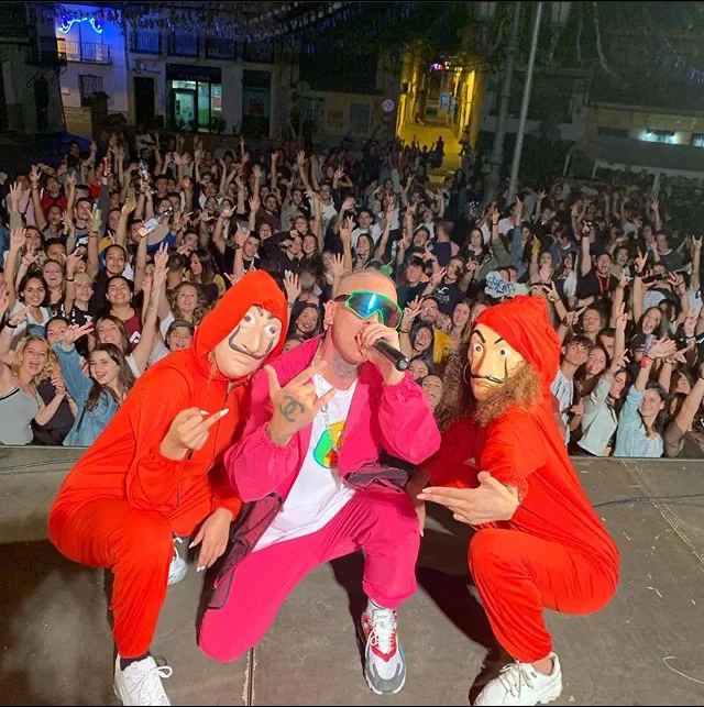 Actuación en directo con público durante un evento producido por La Tribu Fever