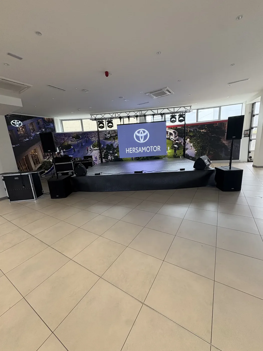 Montaje audiovisual corporativo con escenario, proyección e iluminación