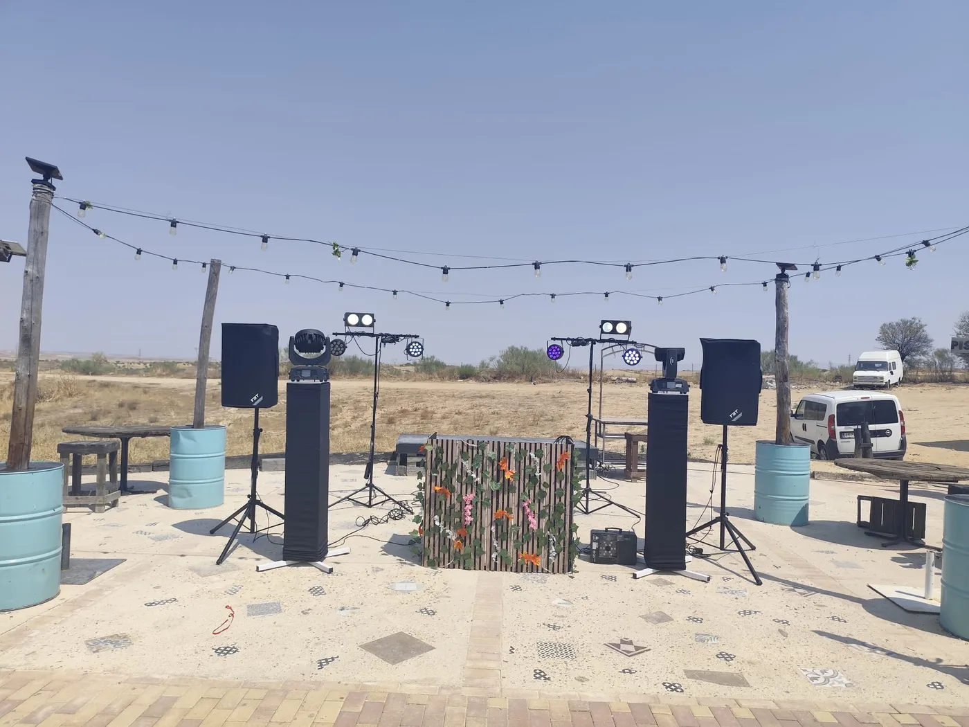 Montaje audiovisual exterior con sonido, iluminación y estructura