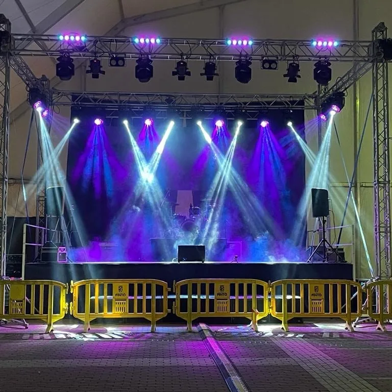 Escenario iluminado en Pinto durante un montaje de La Tribu Fever